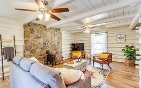 Dog-Friendly Hiawassee Cabin With Decks And Fire Pit!