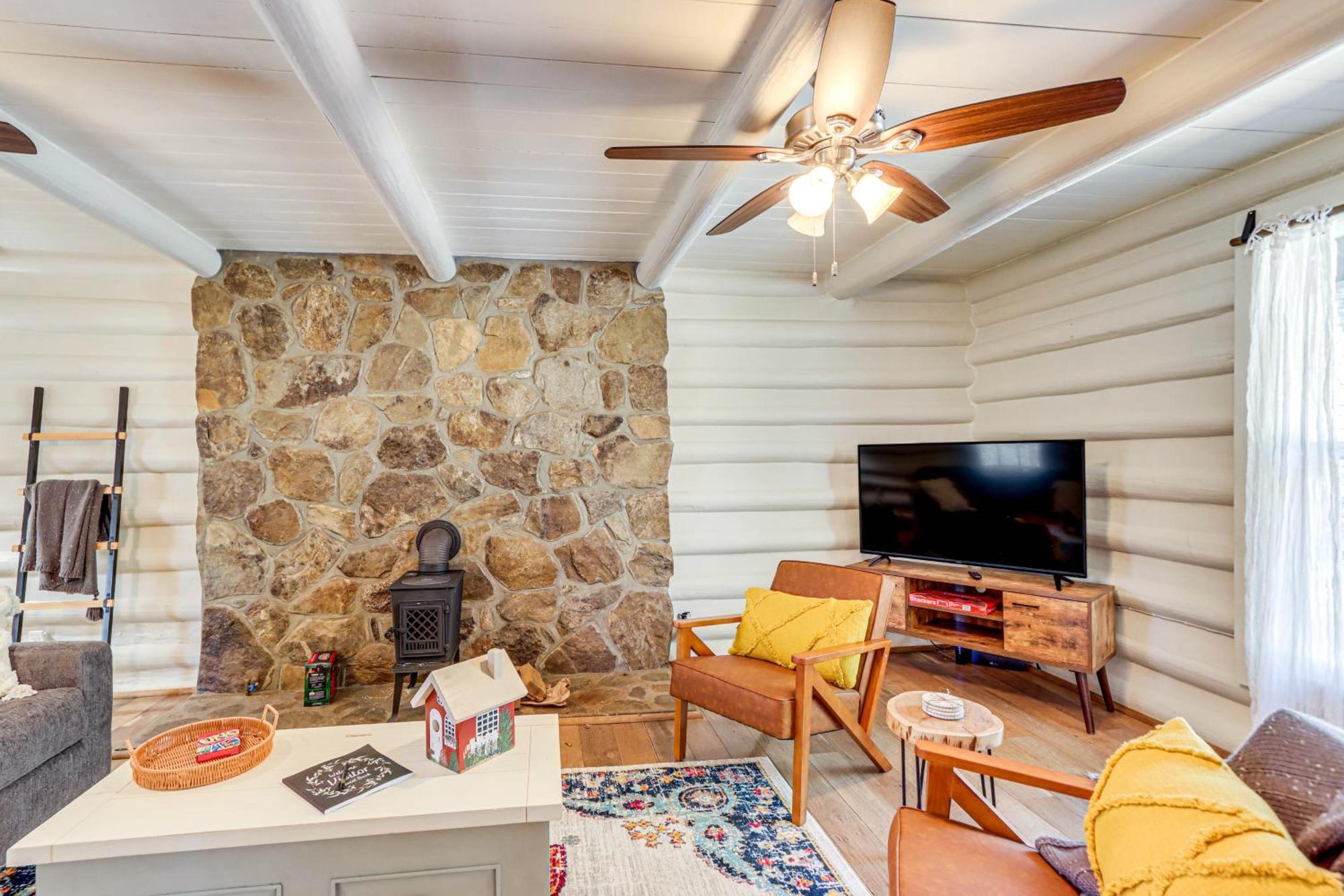 Dog-Friendly Hiawassee Cabin With Decks And Fire Pit! Exterior photo